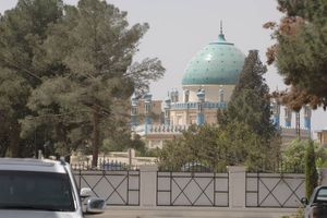 칸다하르 시(Kandahar City)에 있는 아마드 샤 두라니의 묘(tomb of Ahmad Shah Durrani)는 동시에 합동 모스크(Congregational Mosque) 역할을 하며, 이슬람 예언자(Islamic prophet) 무함마드(Muhammad)가 입었던 성스러운 망토(Shrine of the Cloak)를 보관하고 있다.