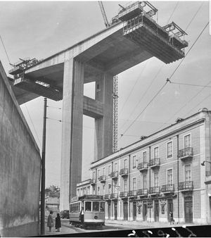1964년 5월, 건설 중인 다리