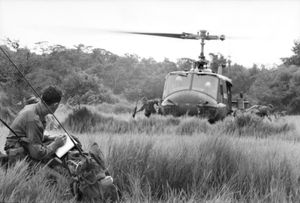 1966년 톨레도 작전 당시 미 육군 헬리콥터에서 내리는 제5왕립오스트레일리아연대 병사들