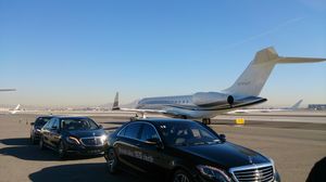 해리 레이드 국제공항(Harry Reid International Airport)은 도시에 민간 및 공공 항공 서비스를 제공한다.