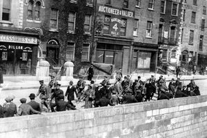 항복 후 영국군이 반군 포로들을 몰고 가는 모습