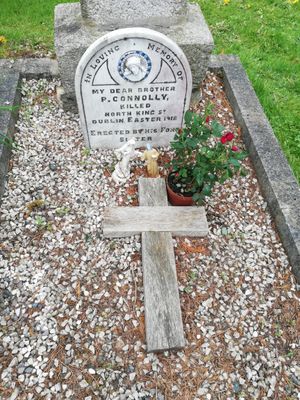 1916년 부활절 봉기 당시 살해당한 사람의 무덤. 도나흐컴퍼, 셀브리지에 있는 피터 코놀리의 무덤. 노스 킹 스트리트 학살에서 살해된 15명의 민간인 중 한 명이다.