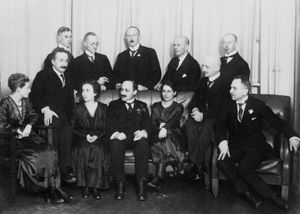 1920년 베를린의 물리학자와 화학자들. 앞줄 왼쪽부터: 헤르타 스포너, 알베르트 아인슈타인, 잉그리드 프랑크, 제임스 프랑크, 리제 마이트너, 프리츠 하버, 오토 한. 뒷줄 왼쪽부터: 발터 그로트리안, 빌헬름 베스트팔, 오토 폰 바이어, 페터 프링스하임, 구스타프 헤르츠