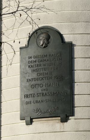 우라늄 핵분열에 대한 오토 한과 프리츠 슈트라스만을 기리는 기념물
