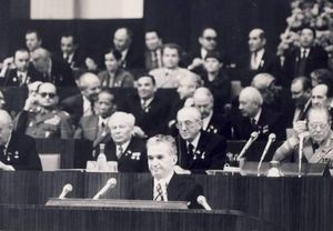 1982년 소련 건국 60주년 기념 행사에 참석한 체르넨코(앞줄 왼쪽에서 두 번째)