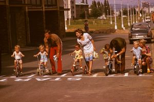 체코슬로바키아에서 80년대에 아이들의 자전거를 지원하는 부모