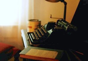 윌리엄 포크너의 생가 로완 오크의 사무실에 있는 언더우드 유니버설 휴대용 타자기. 현재는 미국 옥스퍼드의 미시시피 대학교 박물관에 보존되어 있다.