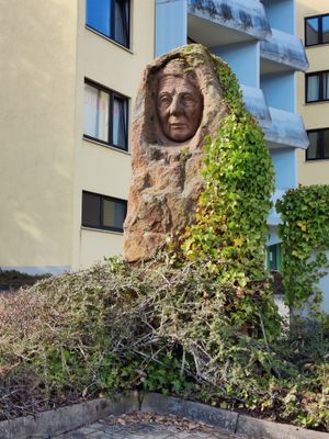 카이저스라우테른에 있는 리제 마이트너 기숙사 앞의 리제 마이트너 기념비