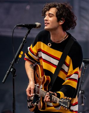 매티 힐리는 영국의 싱어송라이터이다 (2019년 사진)