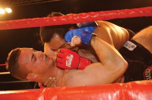 종합격투기 경기에서 그래플링하는 두 명의 선수