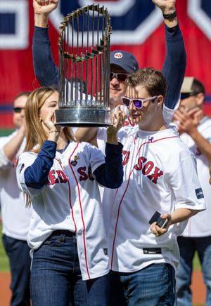 2024년 펜웨이 파크에서 웨이크필드의 자녀들이 커미셔너 트로피를 들어올리고 있다