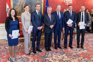 2016년 5월 18일, 퇴임하는 하인츠 피셔 대통령, 라인홀트 미터르라이너 부총리와 함께 새 내각 구성원들의 취임 선서식에 참석한 케른