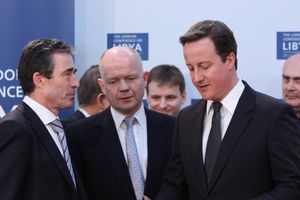 2011년 3월 29일 런던 리비아 회의에서 NATO 사무총장 안데르스 포그 라스무센과 대화