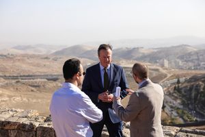예루살렘에서 서안 지구를 내려다보는 캐머런