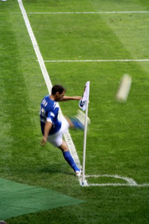 2006년 소커 에이드에서 세계 올스타팀(Rest of the World XI)을 위해 코너킥을 차는 조라