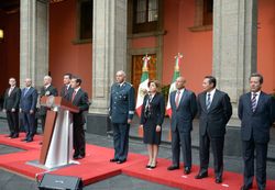 각료들과 함께 국가궁전에서 기자회견을 열고 호아킨 구스만의 체포를 발표하는 엔리케 페냐 니에토 대통령