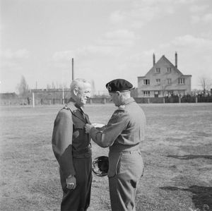 코트니 H. 호지스 중장이 독일 뮌헨글라트바흐에서 몽고메리 육군원수에게 훈장을 받고 있다.