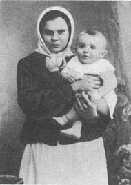 코롤료프와 그의 보모 바르바라 마르첸코 (1907)