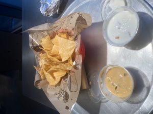 치폴레 일반 크기의 칩과 케소, 옆에는 사워크림