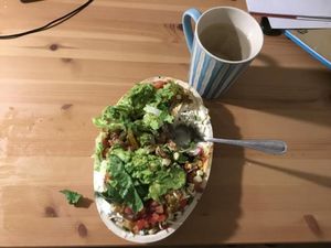 과카몰리가 들어간 닭고기와 바르바코아 부리토 보울