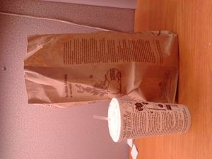 파울로 코엘료와 오거스틴 버로의 작품이 담긴 "Cultivating Thought" 시리즈의 컵과 가방