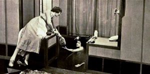 드밀의 1919년 영화 《남성과 여성》에서 글로리아 스완슨의 하녀 역을 맡은 페이