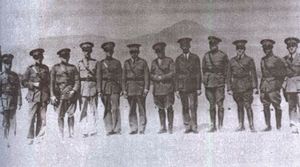 1931년 12월 시민위원회(Civic Directory); 마르티네스는 왼쪽에서 여섯 번째이다.