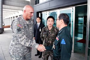 김상기 참모총장(2012년 1월)이 육군본부 부대장 계급장을 부착하고 있다.