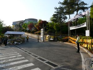단원고등학교 교문 앞 세월호 희생자를 기리는 노란 리본이 걸려있다.