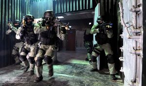 2011년 소말리아 해적에게 납치된 유조선 선원 구출 작전 당시 모의 훈련을 실시하는 대한민국 해군 특수부대원들.