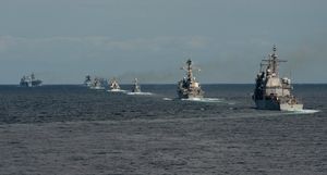 2018년 한국 국제 함대 검열에서 다국적 함선들이 대형으로 항해하는 모습