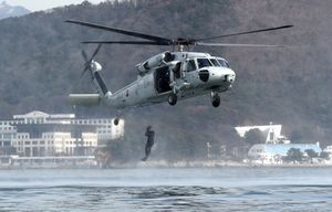 해난구조대 훈련을 지원하는 대한민국 해군 UH-60P