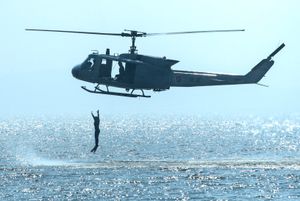 대한민국 해병대 훈련을 지원하는 대한민국 해군 UH-1