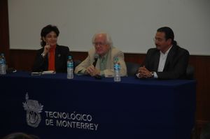 2012년 9월 몬테레이 공과대학교(멕시코 시티)에서 강연하는 갈퉁