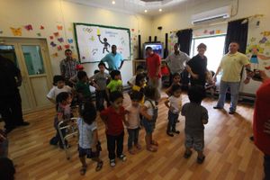 바레인의 지역 활동 학습 연구소에서 미군 병사들과 어린 학생들