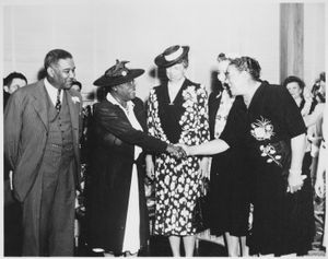 1943년 루스벨트와 아프리카계 미국인 연방 공무원들로 구성된 흑인 내각(Black Cabinet)의 일원인 메리 맥클로드 베튠