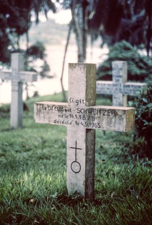 람바레네에 있는 슈바이처의 무덤, 그가 직접 만든 십자가로 표시되어 있다