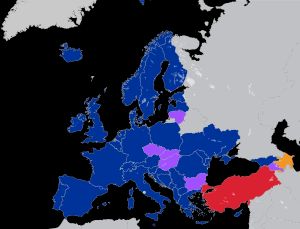 이스탄불 협약은 여성에 대한 폭력을 금지하는 최초의 법적 구속력이 있는 국제 문서이며 명예살인을 금지한다. 지도에서 파란색으로 표시된 국가는 이 협약의 회원국이며, 따라서 명예살인을 불법화할 의무가 있다.