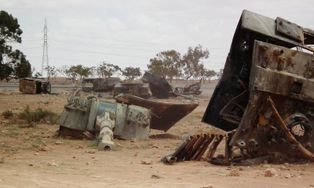 2011년 3월 19일 벵가지 남서쪽 외곽에서 프랑스 전투기에 의해 파괴된 카다피 군의 [[팔마리아 (포)|팔마리아 중포]] 잔해