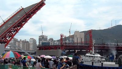 새 영도대교의 도개 장면