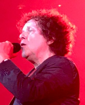 2019년 5월, 유니온 채플, 이즐링턴에서 Just a Boy at 70 투어 중 공연하는 세이어