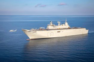 2023년 2월 아드리아 해에서 항해 중인 [[스페인 해군|스페인]] 강습상륙함 후안 카를로스 1세 (L-61)