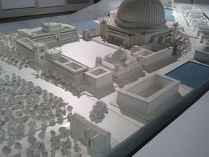 거대한 대강당(그로세 할레, 또는 루메스할레, 혹은 포크스할레라고도 함)의 모형. 국회의사당 건물과 브란덴부르크 문이 함께 보임