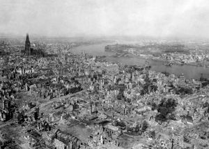 전쟁이 끝날 무렵 폐허가 된 독일의 쾰른 도시
