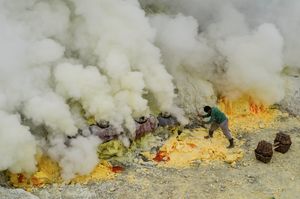 동자바의 황 채굴