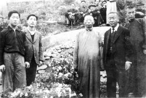 곽낙원의 장례식. 왼쪽부터 막내 손자 신, 장손 인, 아들 김구, 김홍서 (1939년 4월 26일)