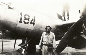 1944년 P-38J 라이트닝과 함께 있는 린드버그
