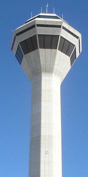1986년에 건설된 공항 관제탑