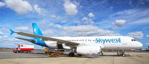 2011년 8월 퍼스 공항에 있는 스카이웨스트의 에어버스 A320