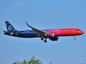 알래스카 항공이 버진 아메리카로부터 인수한 "More to Love" 도장의 에어버스 A321. 버진 아메리카 인수를 묘사하고 있음